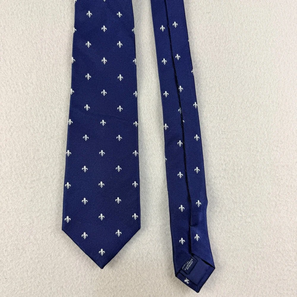 Charles Tyrwhitt Mens Navy Blue Fleur De Lis Classic Silk Necktie London